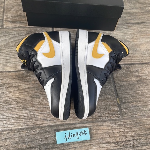 Air Jordan 1 Mid Youth/Women’s Sneakers - Picture 6 of 7